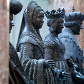 28 Bronzefiguren historischer und sagenhafter Pers&ouml;nlichkeiten schm&uuml;cken das Grab Maximilians, gegossen 1515-1528