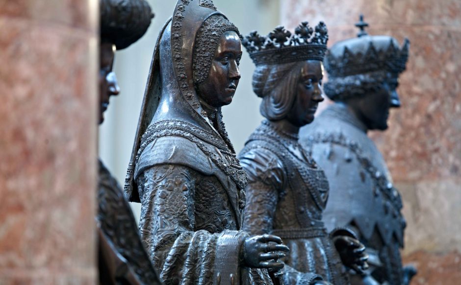 28 Bronzefiguren historischer und sagenhafter Persönlichkeiten schmücken das Grab Maximilians, gegossen 1515-1528