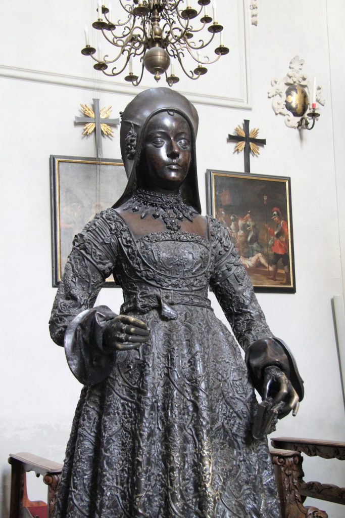 Schwarze Damen in der Hofkirche