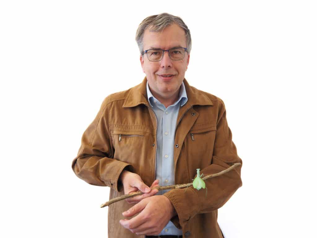 Peter Huemer, Leiter der Naturwissenschaftlichen Sammlung, mit einer Gottesanbeterin