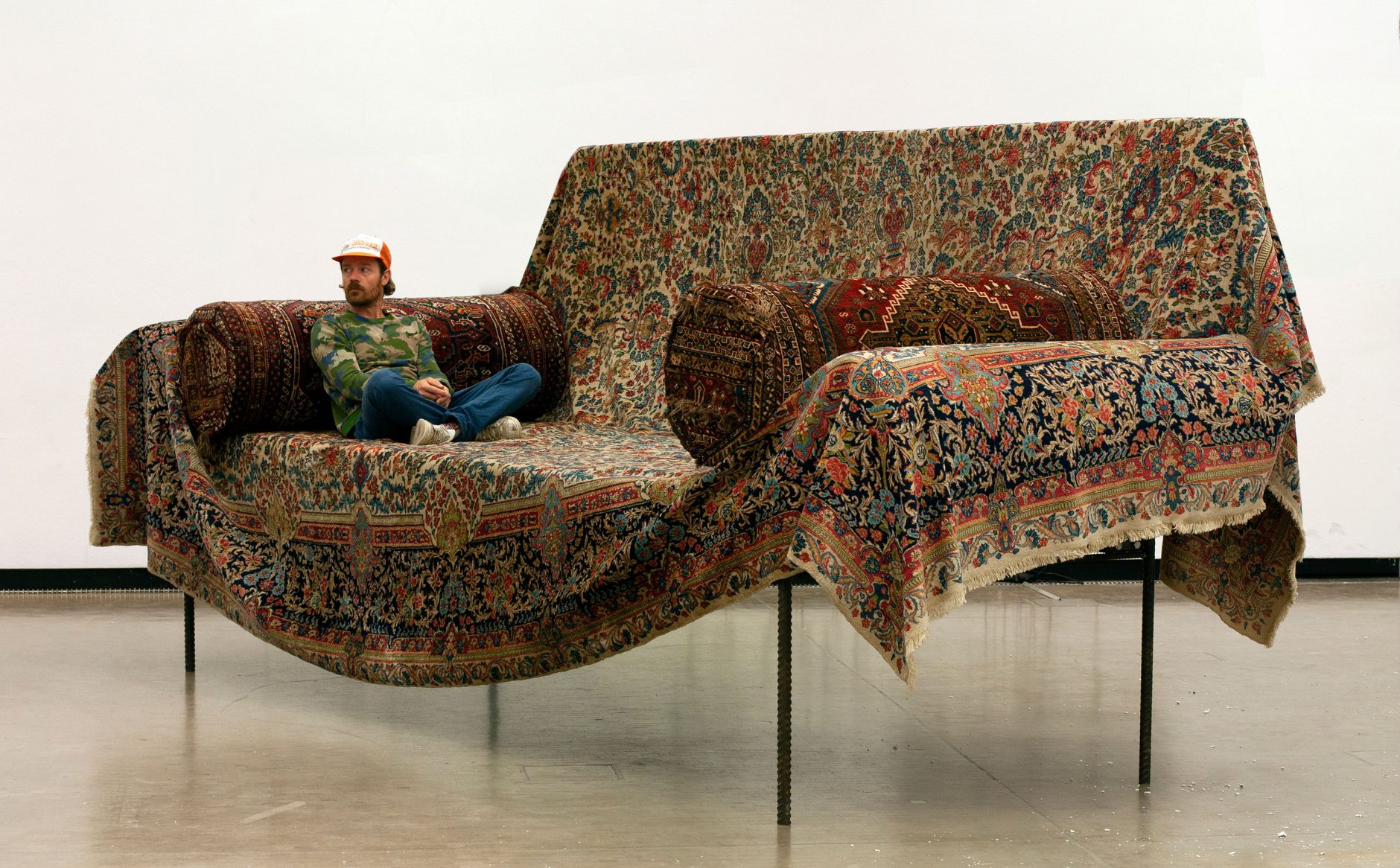 Gelatin Sofa, 2019, Teppich, Stahl, Schaumstoff, Matratzen, Karton, 496 &times; 205 &times; 206 cm