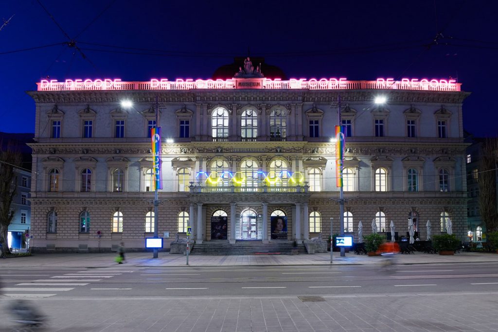 Die Lichtinstallation „Chanukka in between light“ des Künstlers Friedrich Biedermann ist als Teil der Solidaritätsaktionen der Tiroler Landesmuseen auf die Farben der ukrainischen Flagge umgestaltet worden.