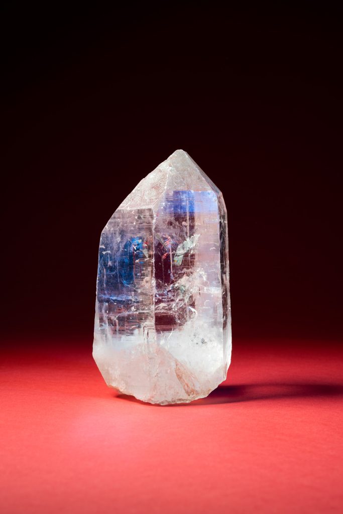 Das Sujetbild zur Ausstellung „Schatzsuche“ zeigt einen Bergkristall.