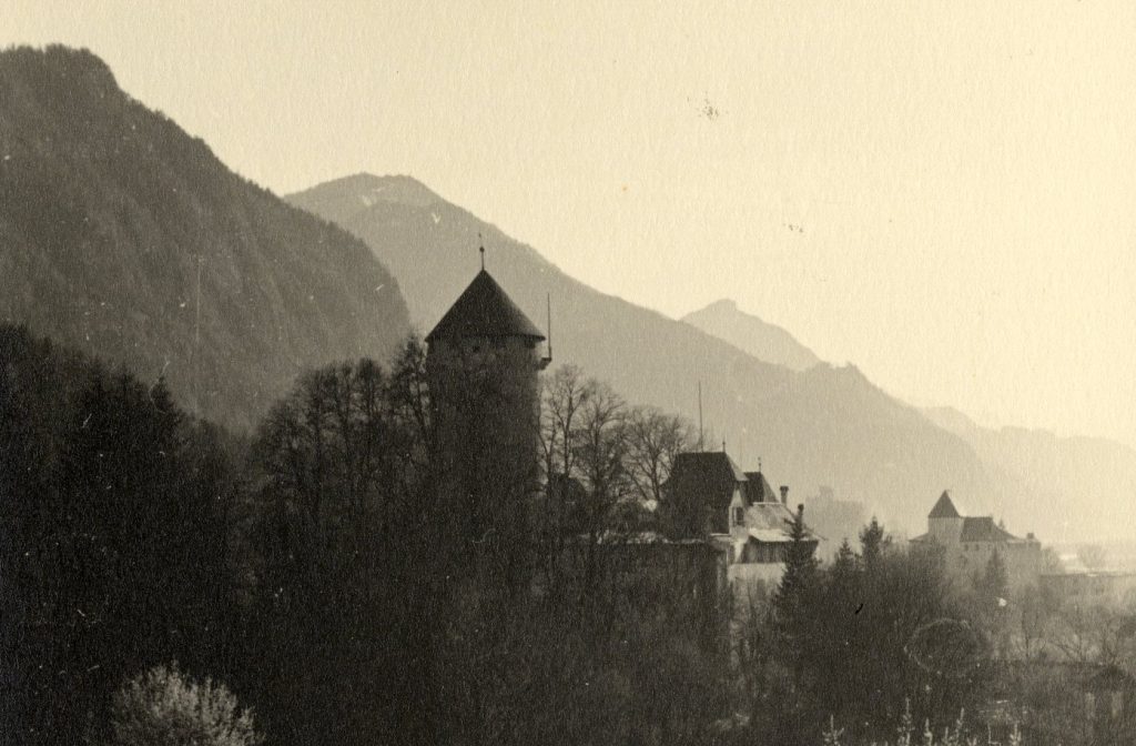 Schloss Matzen und im Hintergrund Burg Lichtenwerth, um 1955