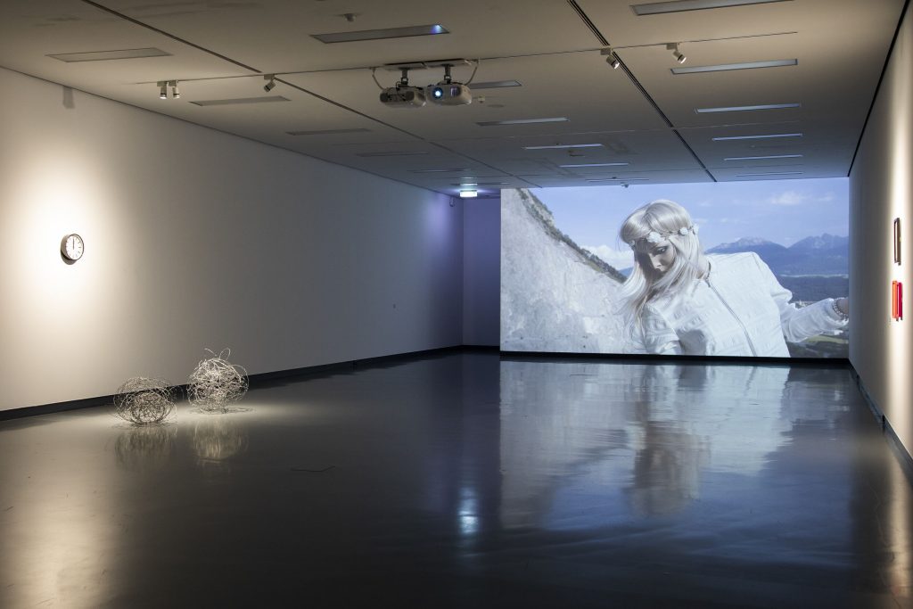 Blick in die Ausstellung „Toxic“ mit „Mannequin Death“ (2015) von Richard Hoeck / John Miller