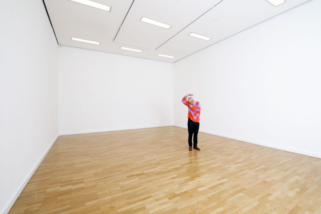 Kurator Florian Waldvogel in einem der scheinbar leeren Ausstellungsräume von "Odor".