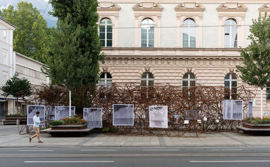 Die Installation zu „Memories of Memories“ vor dem Ferdinandeum. Ihre Form erinnert an die Baracken im Lager Oradour in Schwaz.