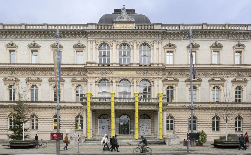 Die gelben Bauschuttröhren der Arbeit „Cantiere Tempo“ von Anna Scalfi Eghenter an der Fassade des Ferdinandeums.