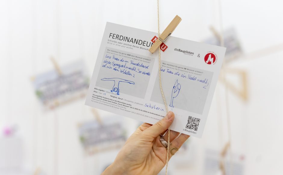 Blick in die Präsentation „IM-VOR-UM Museum“ mit Wünschepostkarten, über die Besucher*innen ihre Vorstellungen vom Museum der Zukunft teilen können.