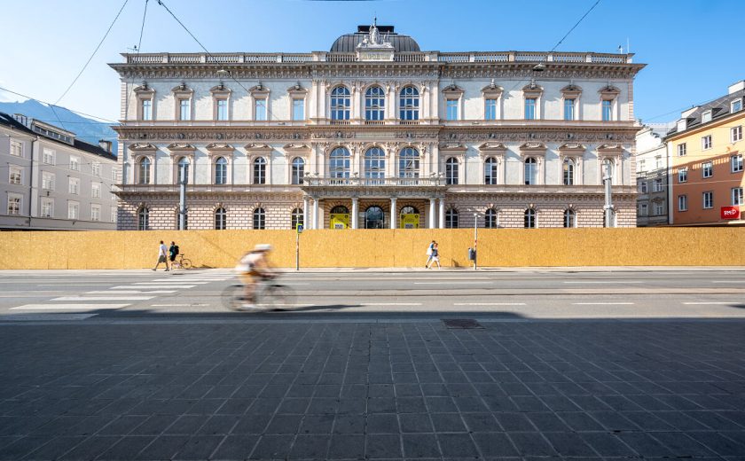 Das Ferdinandeum mit Bauzaun im Juli 2025