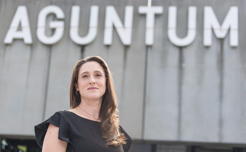 Standortleiterin Elisa De Gaetani vor dem Museum Aguntum