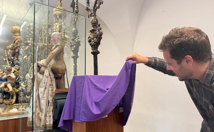 Pr&auml;sentation eines &Uuml;berraschungsobjektes aus der volkskundlichen Sammlung im Rahmen von "After Work: Objekt im Fokus"